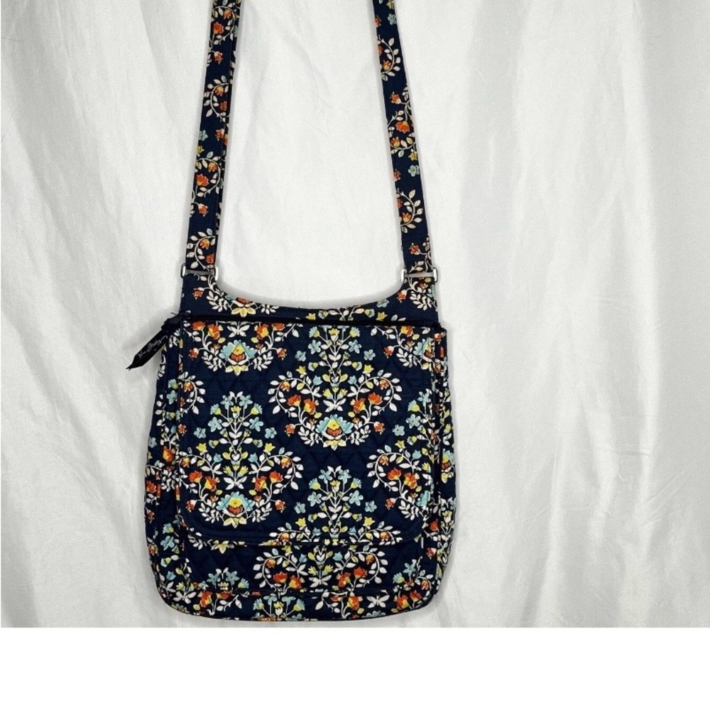 Vintage O0s 'Vera Bradley' RETIRED Blue
Flowers Crossbody Bag
